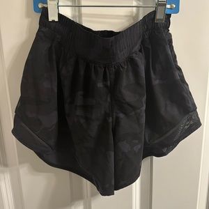 Lululemon camouflage Hottie hot short size 6. 2.5”